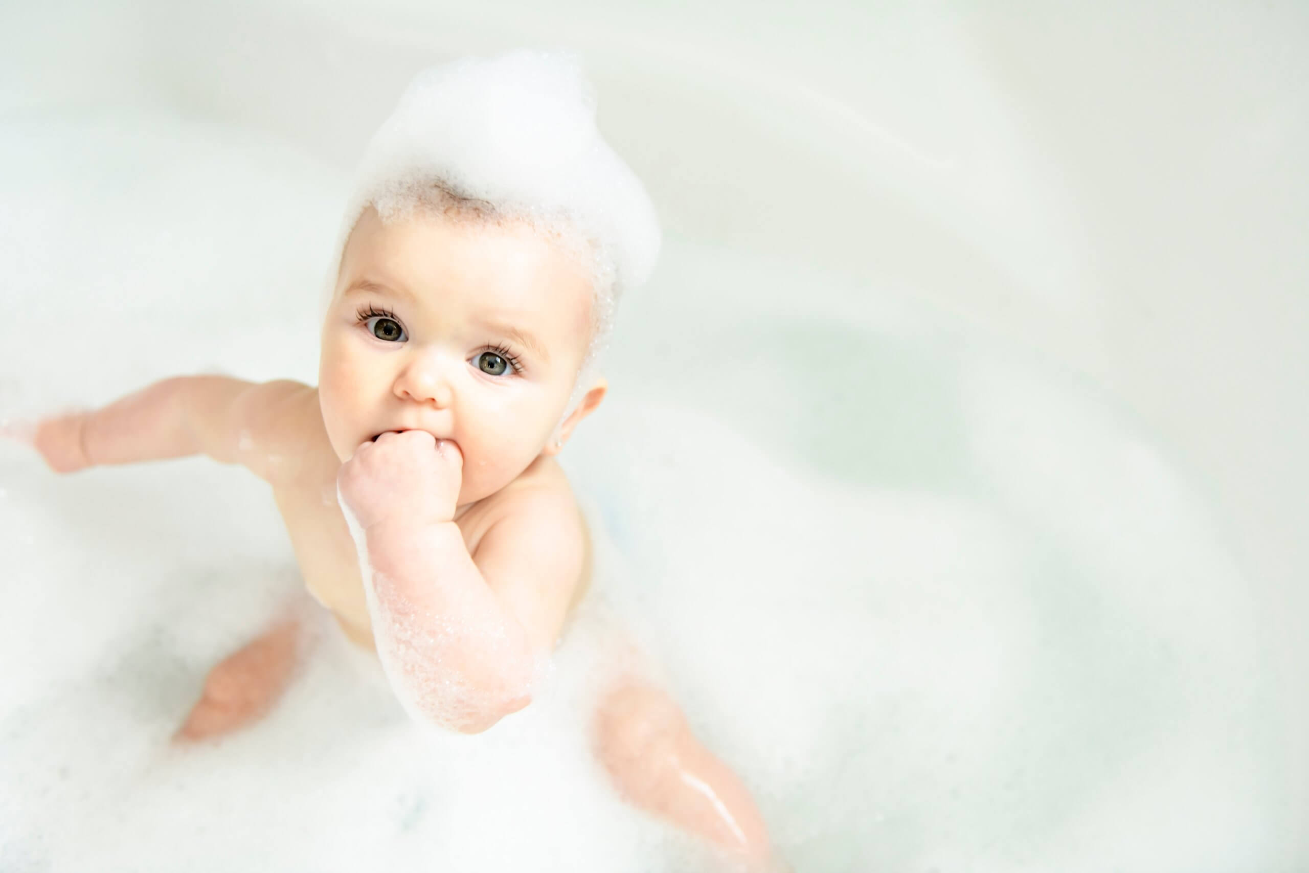 Bañar al bebé en la habitación: cambiador o bañera